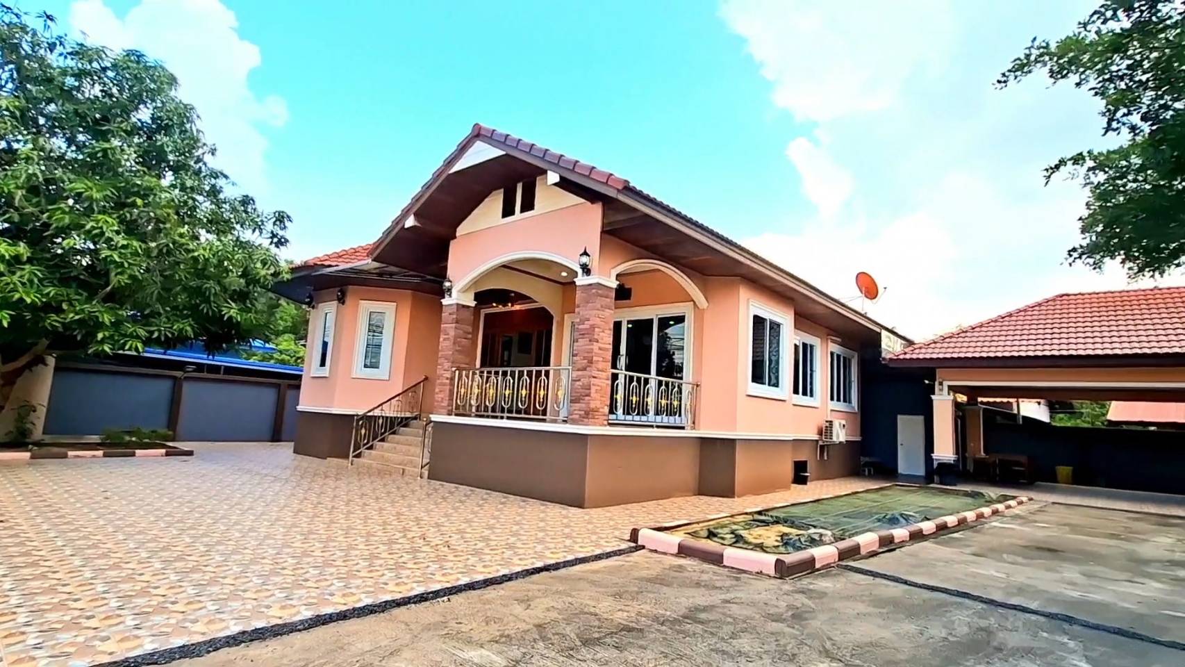 1 ขายบ้านสวย ถ.อุทุมพร-ศรีสะเกษ สภาพพร้อมอยู่ ติดถนน 4 เลน