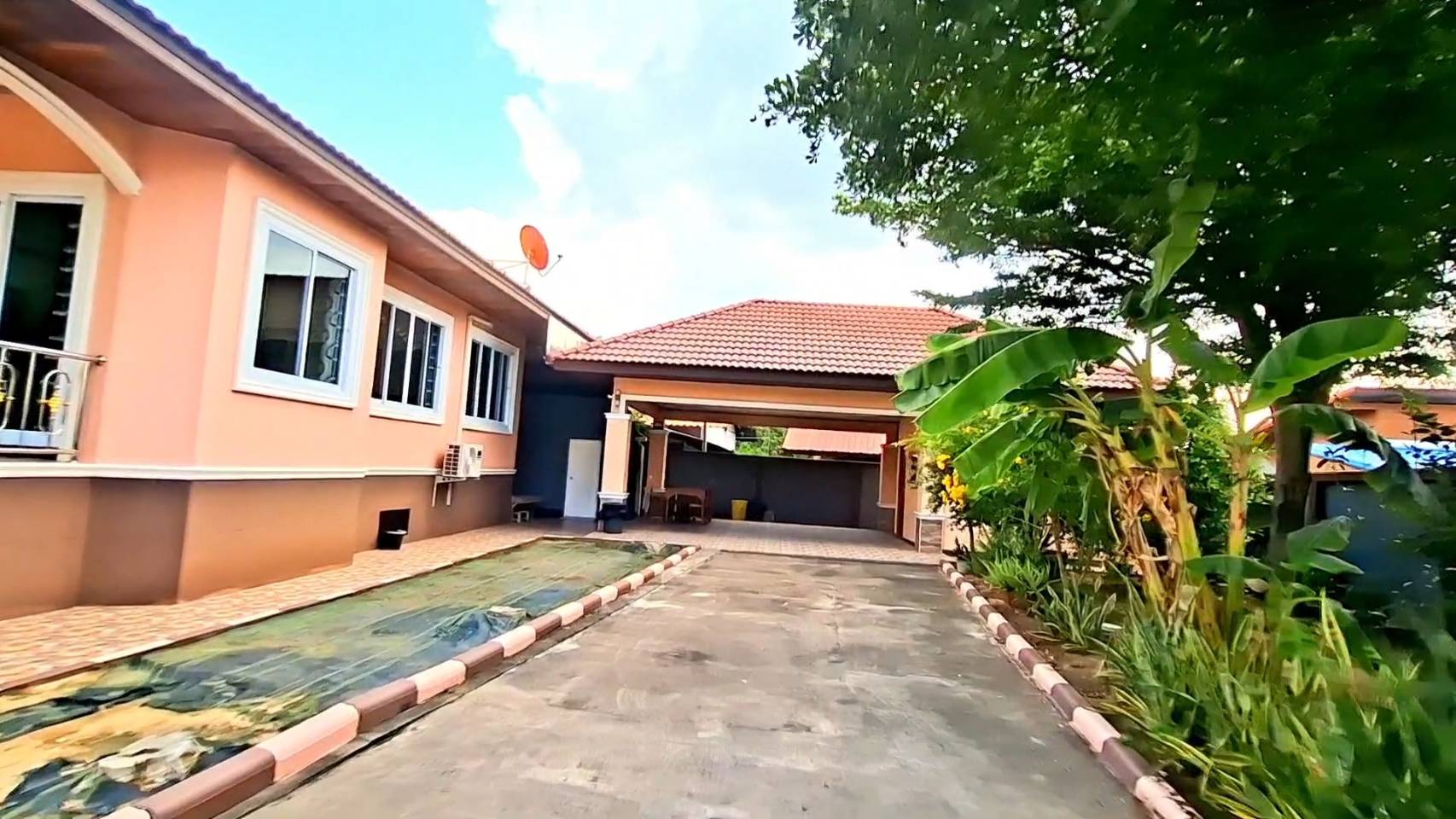 11 ขายบ้านสวย ถ.อุทุมพร-ศรีสะเกษ สภาพพร้อมอยู่ ติดถนน 4 เลน