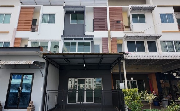 ขายทาวน์เฮ้าส์ 3 ชั้น โครงการ ปริญ รามอินทรา-วัชรพล เขตบางเขน กรุงเทพฯ ห่างจาก ตลาดนัดเลียบด่วนรามอินทรา 4.6 กม.
