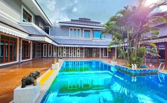 ชลบุรี ให้เช่าคฤหาสน์พูลวิลล่าหรุ 3 ชั้น 3ไร่ 2งาน พร้อมเรือนรับรอง 2 หลัง 802ตรม. โลตัส พนัสนิคม 1กม. กว้างมาก 7นอน 7น้ำ 10แอร์ พานทอง