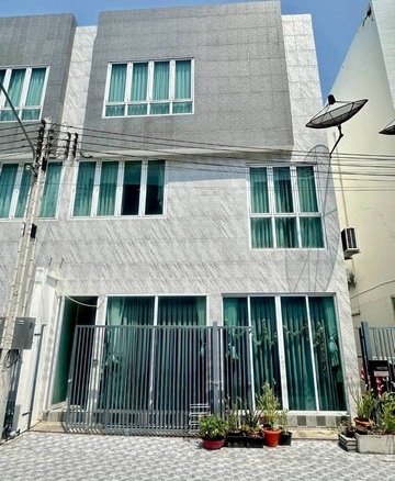 ให้เช่าบ้านเดี่ยว 4นอน 5น้ำ ค่าเช่าไม่แพง มีเฟอร์และเครื่องใช้ไฟฟ้า เหมาะอยู่อาศัยหรือออฟฟิศ ใกล้นิคมอมตะชลบุรี