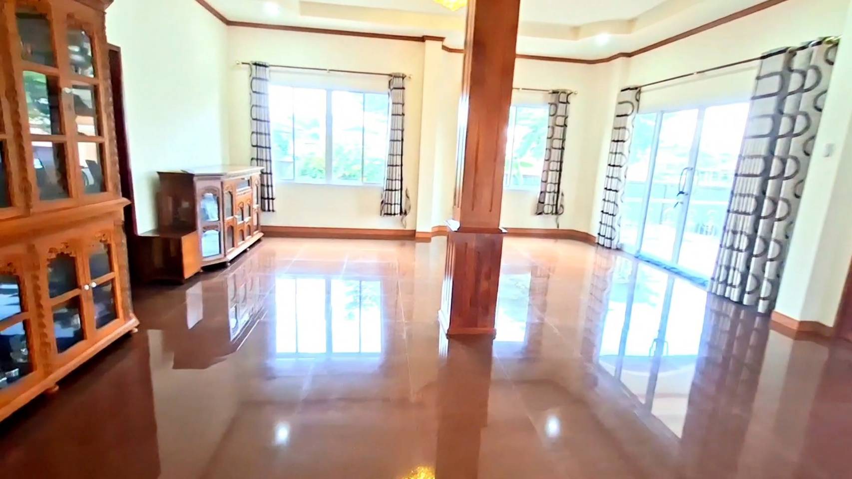 4 ขายบ้านสวย ถ.อุทุมพร-ศรีสะเกษ สภาพพร้อมอยู่ ติดถนน 4 เลน