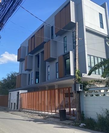 ให้เช่าโฮมออฟฟิศ 3.5 ชั้น 50 ตร.ว. ซอยรัชดาภิเษก 32 เขตจตุจักร ใกล้ MRT ลาดพร้าว