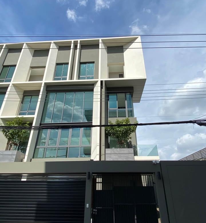 HR 9960 ให้เช่าและขายโฮมออฟฟิศ4ชั้น หลังมุม Myst อ่อนนุช ศรีนครินทร์ มีลิฟท์ ใกล้รถไฟฟ้าสายสีเหลือง ศรีนุช