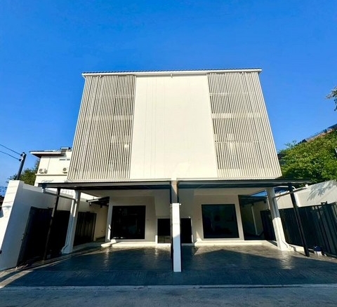ให้เช่าโฮมออฟฟิศใหม่ 3 ชั้นย่านเลียบด่วน สไตล์ Modern Luxury ซอยลาดพร้าว 87 ใกล้ CDC